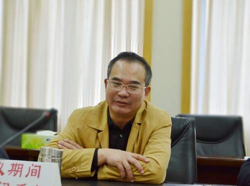 部长,老干局局长陶以宁代表龙岩市委宣布有关俞开建等同志的任免决定